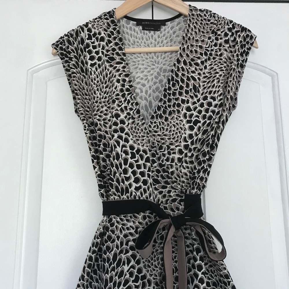 Final Price🎀 BCBG Black and Tan Wrap Dress XS